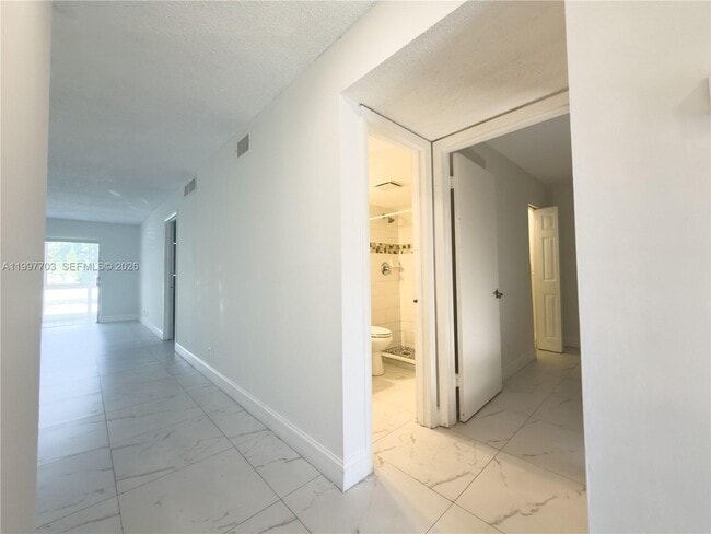 Building Photo - 605 S State Rd 7