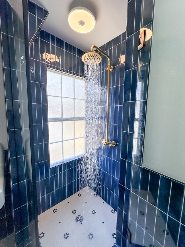 Building Photo - 508 W Chisholm St