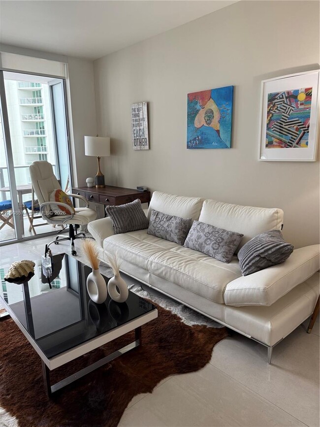 Building Photo - 1300 Brickell Bay Dr