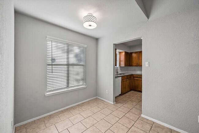 Building Photo - Two Bedroom Duplex For Rent in Cedar Hill.
