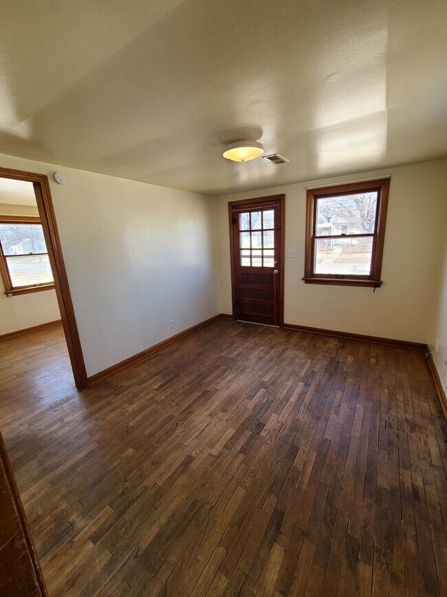 Building Photo - Pet Friendly 2 bedroom with garage