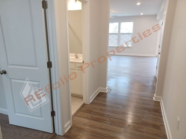 Building Photo - Lovely 4 Bedroom, 3 Bath Single-Family Home w/1st FL Guest Suite & 2 Car Garage in Sierra Heights...