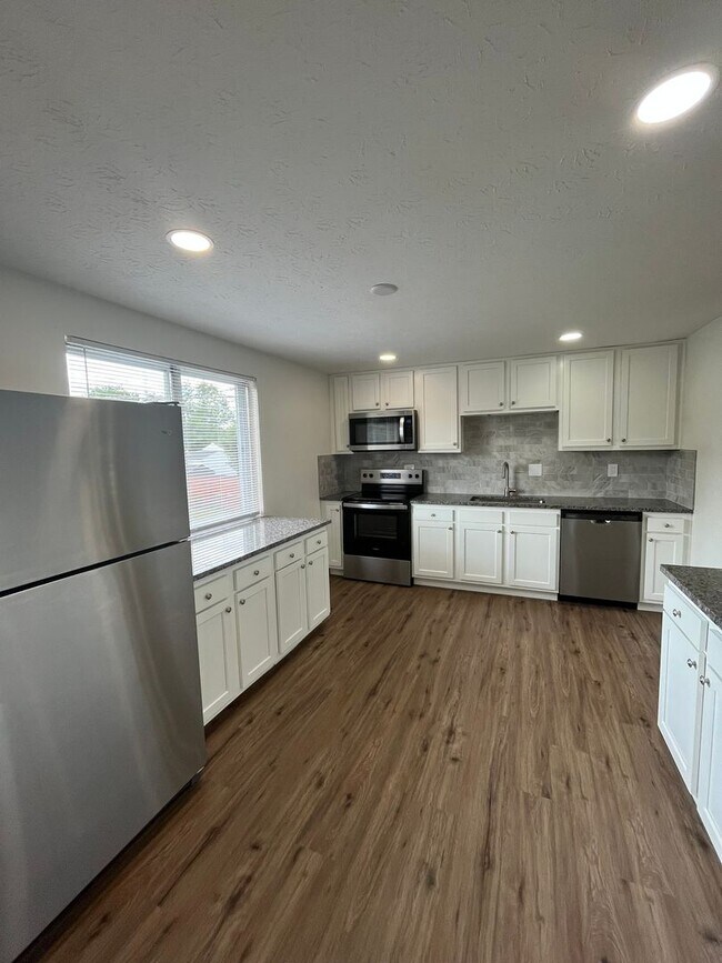 Foto del edificio - Renovated 5 Bedroom Home-Rare Find