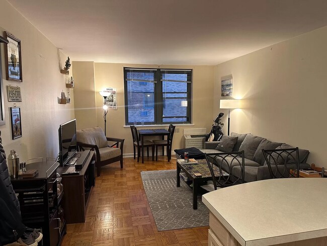 Spacious living room! - 2601 Pennsylvania Ave