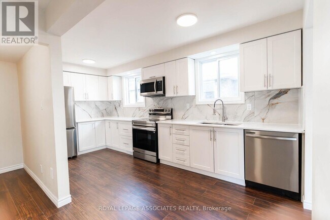 Building Photo - 1553 Norwill Crescent