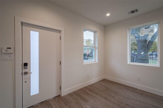 Foto del edificio - Modern 4-Level Corner Condo with Rooftop Deck & Downtown Views – 2BR/2.5BA + Flex Spaces, 2-Car G...