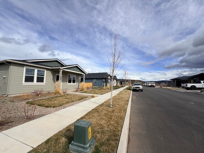 Foto del edificio - For Rent: Unfurnished newer construction 2 bedroom, 2 bath home, 2 car garage located in the beau...