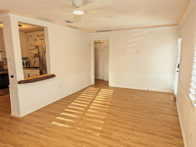 Building Photo - 751 Sunset Cove