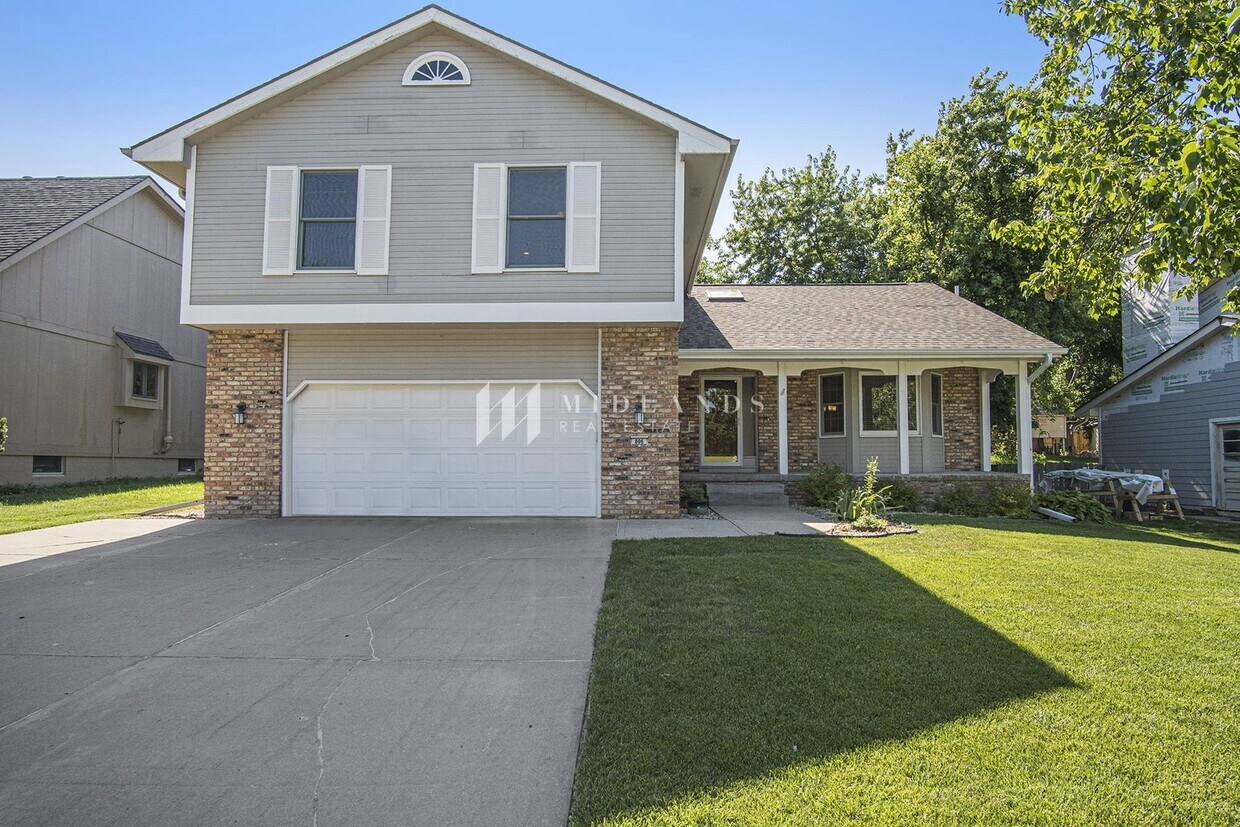 Primary Photo - 4 Bedroom Papillion Home!