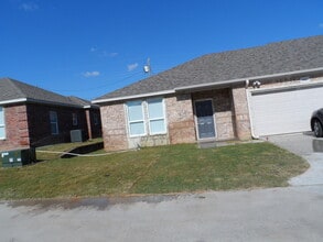 Building Photo - 1208 Country Club Rd