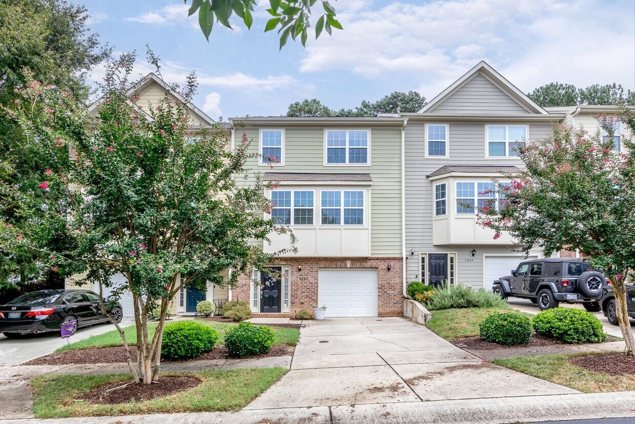 Foto principal - 4 Bedroom Heritage Townhome