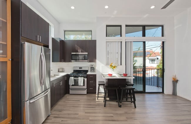 Building Photo - 809 Warren Ave