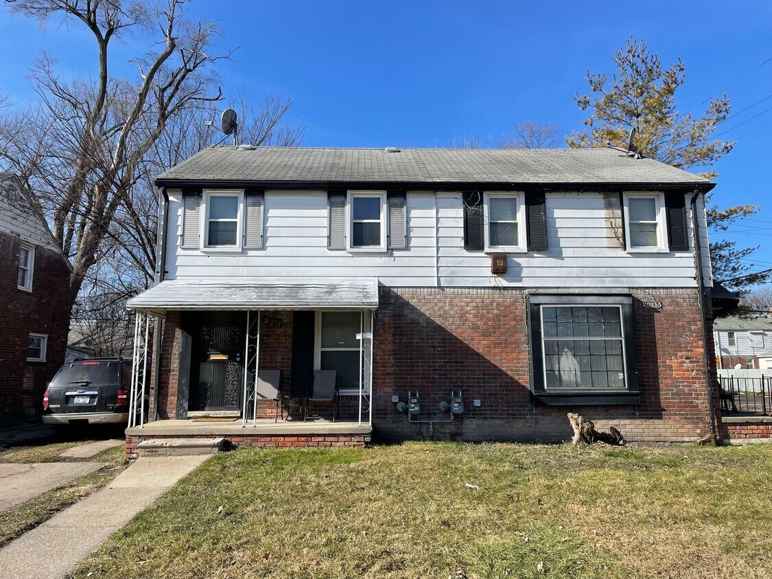 Primary Photo - Meyers Duplex in c/o Jerry Butler