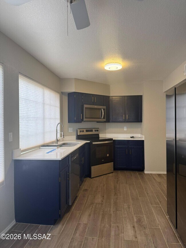 Foto del edificio - 321 E Fieldcrest Ln