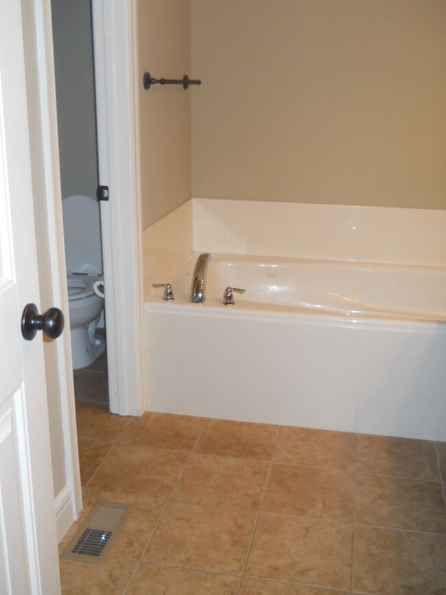 Building Photo - Beautiful 4 bedroom house in Battlefield!