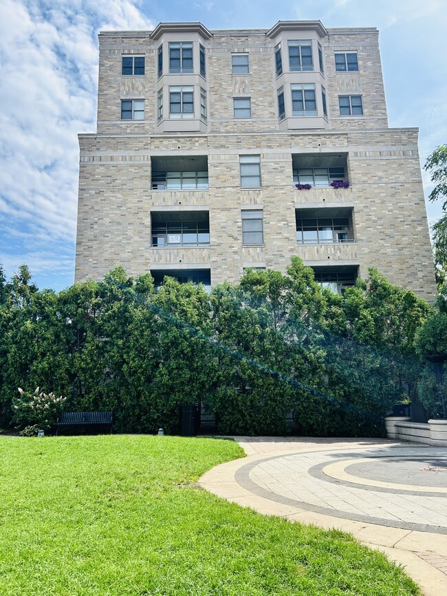 Building Photo - 10 S Dunton Ave