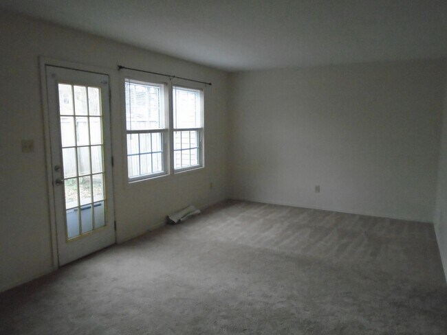 Foto del edificio - Charming 3 bedroom 1 1/2 bath townhouse located in Jacksonville. Just a short drive to the area b...