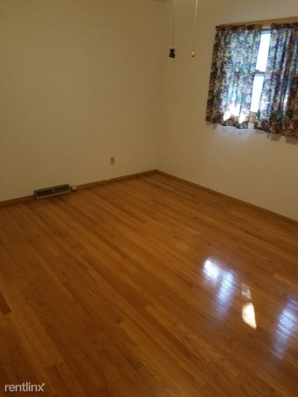 Building Photo - 3 br, 1.5 bath Townhome - 4043 N 82nd St