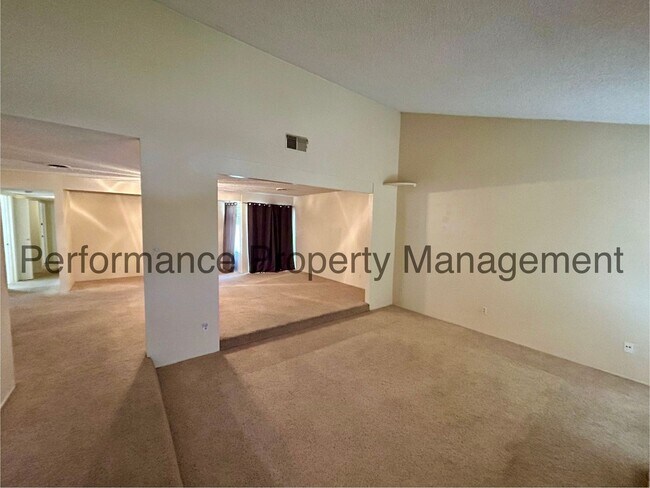 Building Photo - Spacious 3 Bed/2 Bath NE Bakersfield Home ...