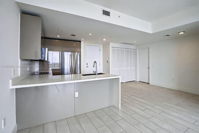 Building Photo - 2000 Metropica Wy