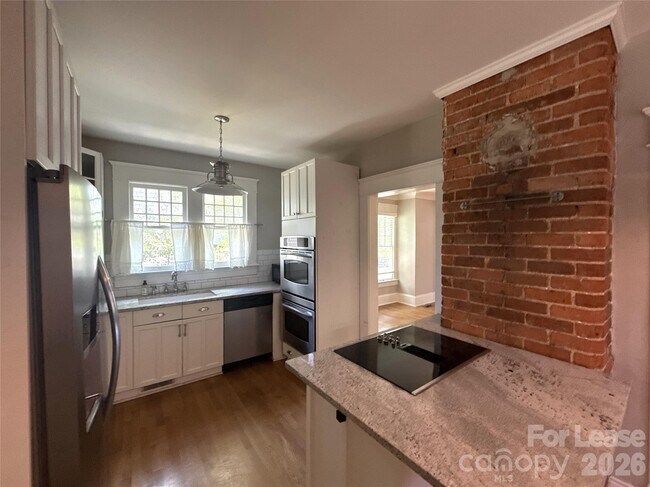Foto del edificio - 421 Hawthorne Ln