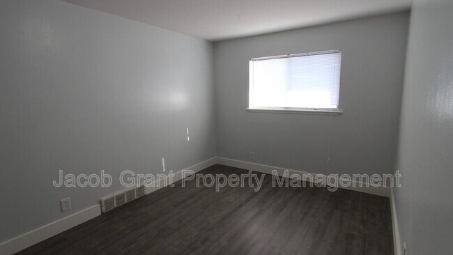 Building Photo - 525 W Pacific St