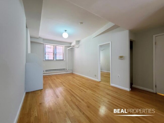 Building Photo - 1 bedroom in CHICAGO IL 60613