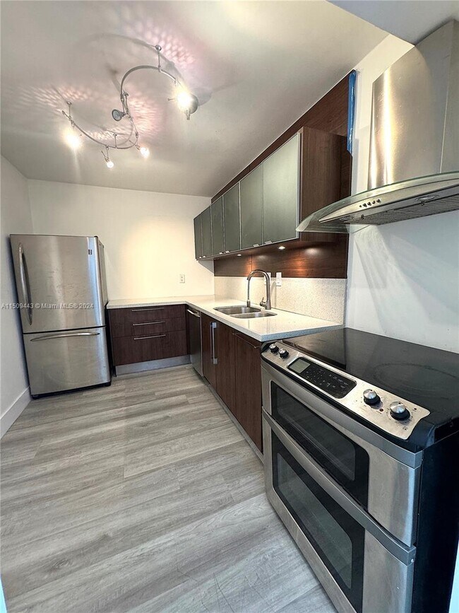 Building Photo - 3701 N Country Club Dr