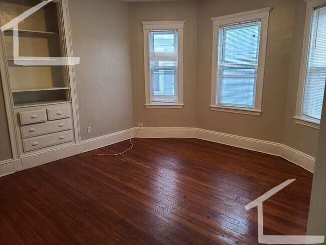 Building Photo - 9/1 No Fee! Spacious 4BR near Oak Sq, Brig...