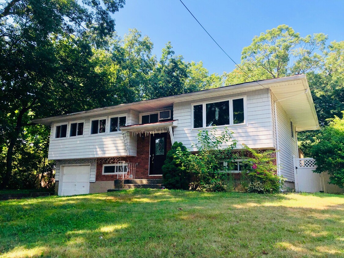 Primary Photo - 106 Lion Ct
