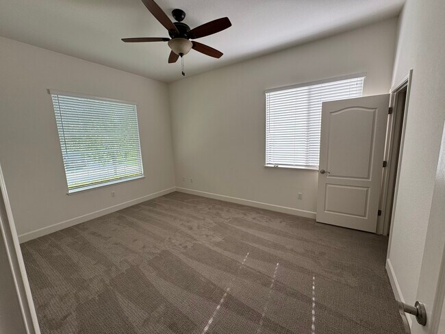 Guest bedroom w/walk-in closet - 7729 Briarberry Way