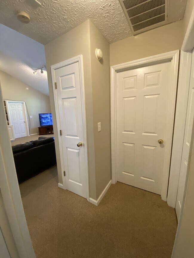 Building Photo - Farina Drive 345