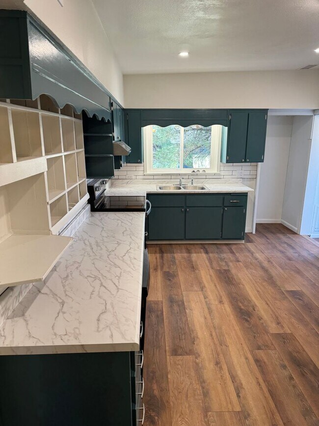 Building Photo - Back unit of Great Duplex in NOHO