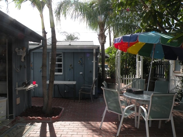 Building Photo - 665 Poinsettia Ave