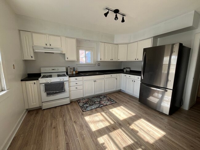 Kitchen - 439 W 14th Ave