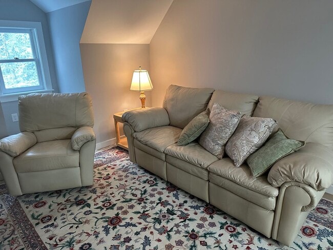 Foto del edificio - 1 Bedroom Furnished Apartment in Rindge