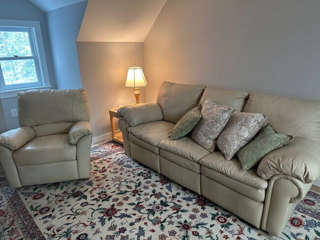 Building Photo - 1 Bedroom Furnished Apartment in Rindge