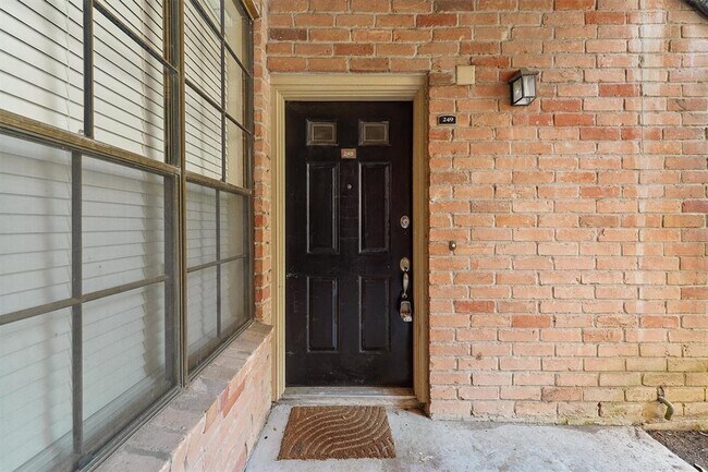 Building Photo - 2255 Braeswood Park Dr