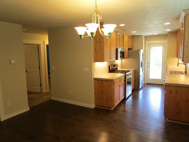 Building Photo - 3 Bedroom, 2 Bathroom Home with Ample Sola...