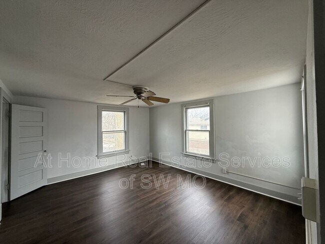 Foto del edificio - 1021 E Walnut St