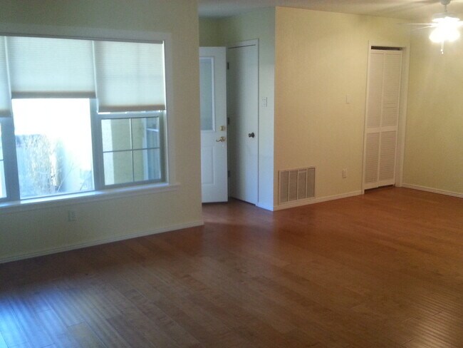 Building Photo - Duplex!