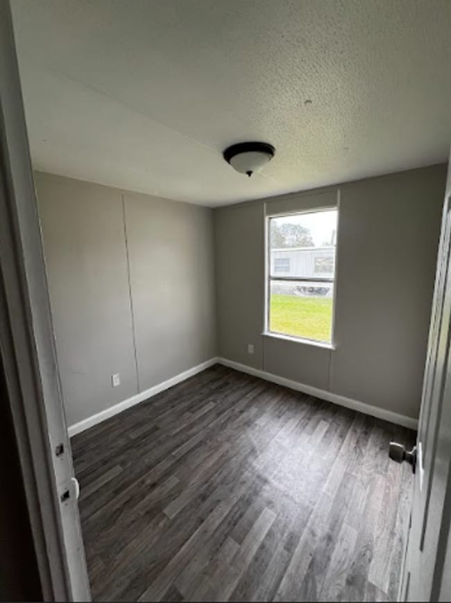 Building Photo - Welcome Home to Silver Lake