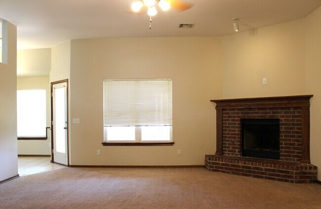 Foto del edificio - Available for Showing Now! 18-Month Lease Offer!!