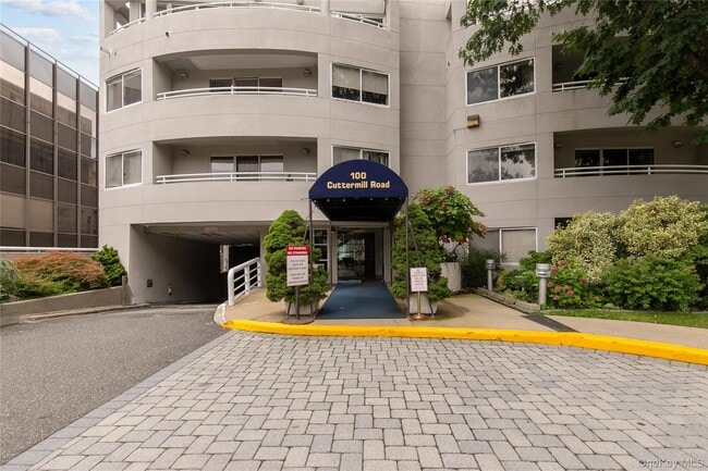 Foto del edificio - 100 Cutter Mill Rd