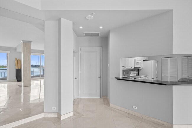 Building Photo - 888 Brickell Key Dr