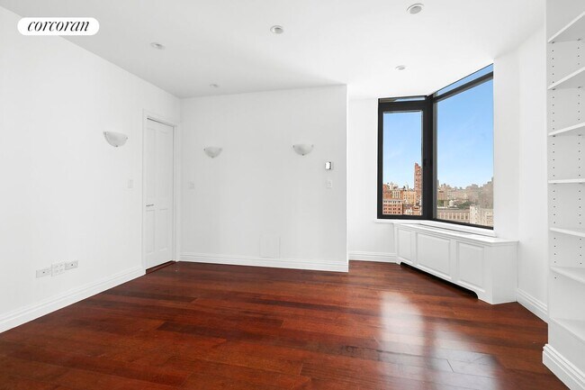 Building Photo - 155 W 70th St