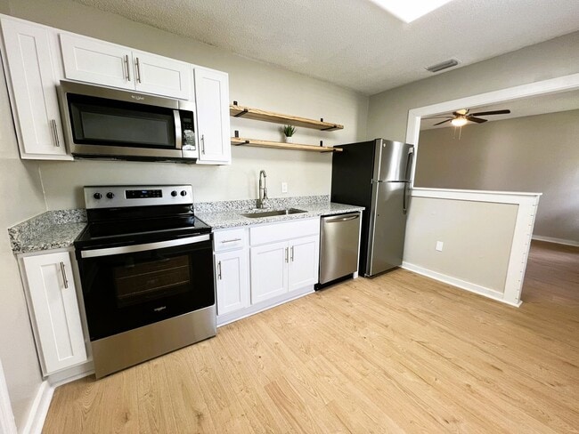 Building Photo - Renovated 2 Bedroom Jacksonville Heights D...