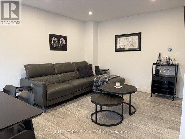 Photo du bâtiment - 70 Fiddlers Green Rd