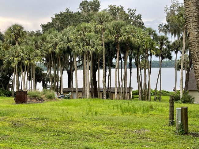 Building Photo - Beautiful Lake Views!