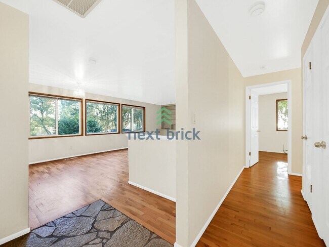 Building Photo - Charming Wilburton Home in the Heart of Bellevue